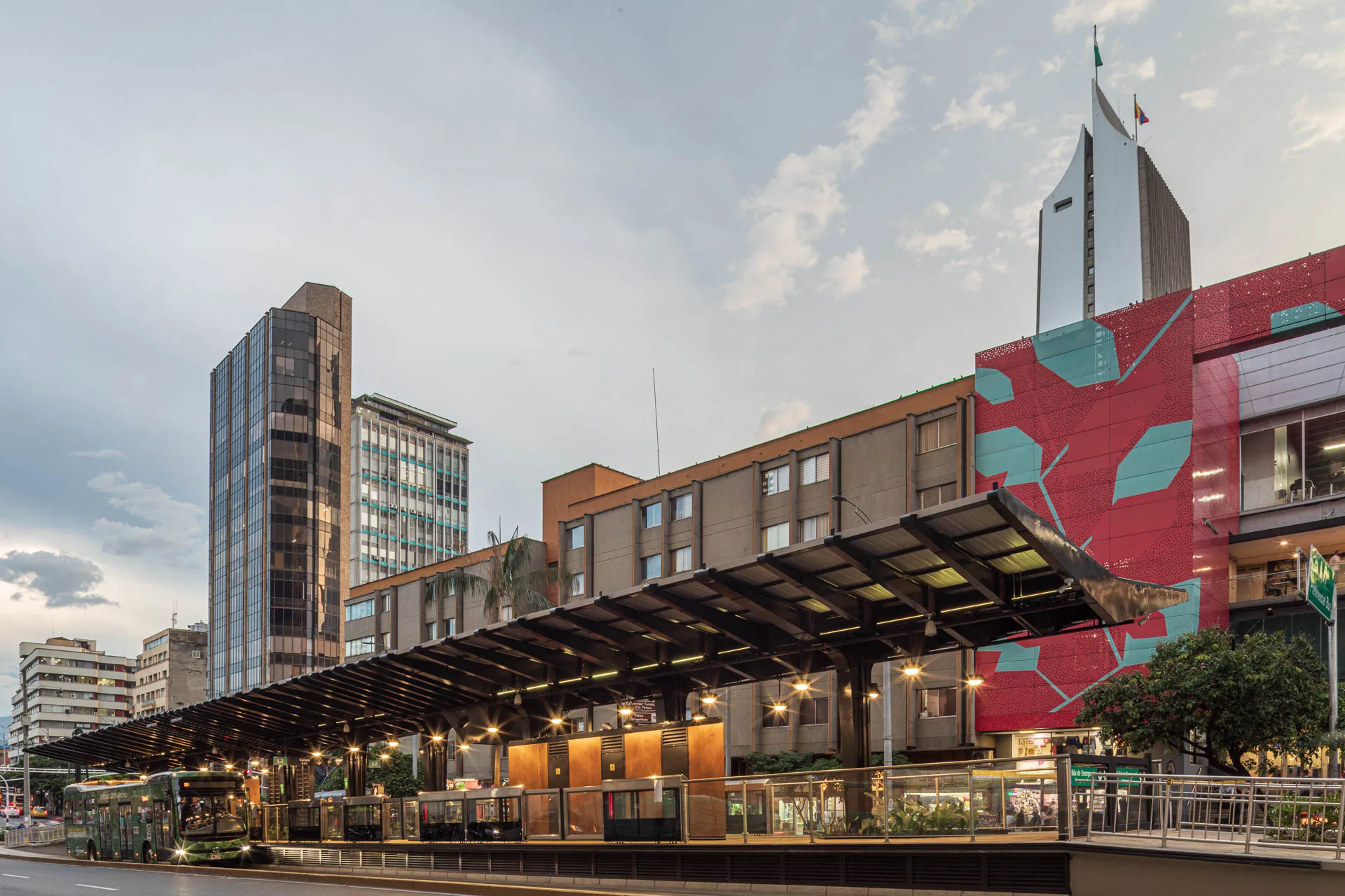 Detalle de los paneles solares de la cubierta en la Ecoestación de Medellín.